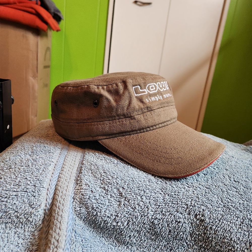 Lowa hat